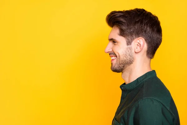 Porfile lado de la foto de chico satisfecho se siente positivo alegre emoción mirada escuchar a sus amigos en las vacaciones de verano disfrutar del tiempo libre usar ropa de estilo casual aislado sobre fondo de color amarillo —  Fotos de Stock