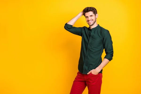 Zdjęcie pozytywnego atrakcyjnego mężczyzny dostosowującego włosy z ręką w kieszeni uśmiechając się zbyt mocno zadowolony z wyniku pracy fryzjera odizolowane jasne tło koloru — Zdjęcie stockowe