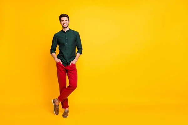 Volledige lichaamslengte foto van poseren vrolijk tand werknemer staat vol vertrouwen met handen in zakken en benen gekruist geïsoleerd over geel levendige kleur achtergrond — Stockfoto