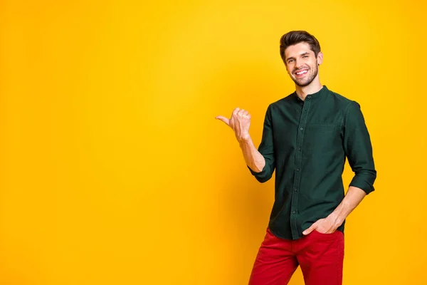 Atenção aqui anúncios, Retrato de confiante legal promotor cara se sentir positivo alegre expressão ponto indicador copyspace indicar promoção direta desgaste roupa moderna isolado cor brilhante fundo — Fotografia de Stock