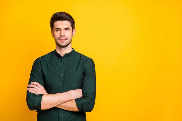 Retrato de chico elegante magnífico trabajador cruza sus manos se siente serio listo resolver problemas de puesta en marcha real experto desgaste traje de estilo casual aislado sobre fondo de color amarillo — Foto de Stock