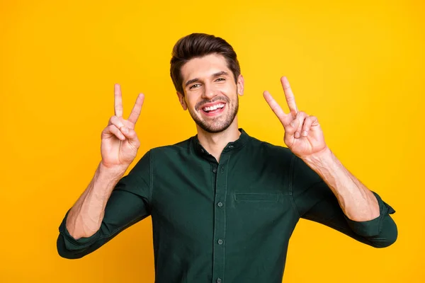 Foto de hombre positivo alegre que le muestra doble v-signo que le saluda con sonriente toothily aislado sobre fondo amarillo vivo color — Foto de Stock