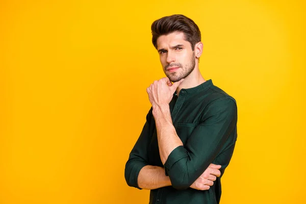 Retrato del trabajador masculino brutal reflexivo del individuo en el intento verdadero del experto de la puesta en marcha para arriba de encontrar la manera de resolver problemas de trabajo usa el equipo de la buena mirada aislado sobre fondo amarillo del color — Foto de Stock