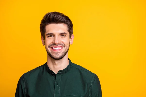 Retrato de chico alegre positivo sentir contenido tienen fines de semana tiempo libre disfrutar de usar ropa de estilo casual aislado sobre fondo de color amarillo — Foto de Stock