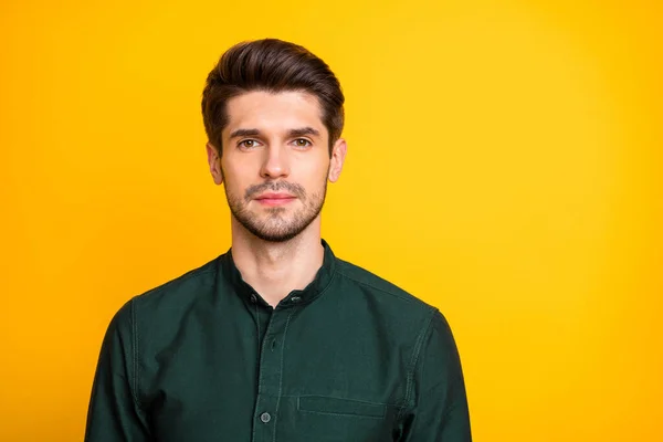 Portret poważnie skupiony człowiek freelancer wygląd gotowy rozwiązać problemy pracy w jego firmie nosić casual stylu ubrania izolowane na żółtym tle kolor — Zdjęcie stockowe