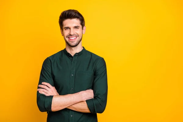 Retrato de hombre empresario fresco confianza cruzan las manos se ven sentir emociones positivas alegres real profesional experto usar ropa de estilo casual aislado sobre fondo de color amarillo — Foto de Stock