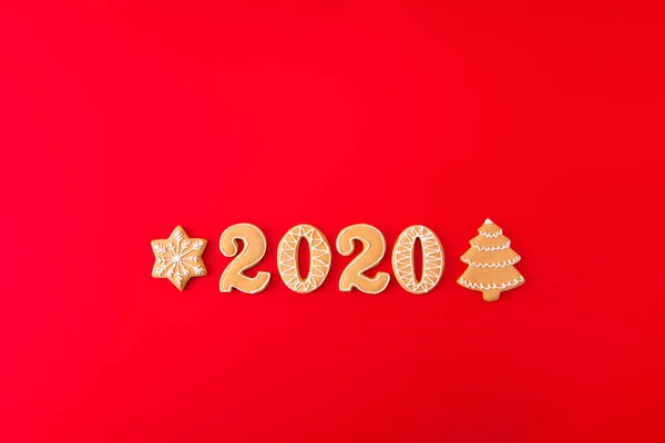 Зверху над високим кутом зору фото творчої композиції імбирного печива Різдвяна ялинка Сніжинки слово 2020 Різдвяні святкування лежали ізольовані на яскравому кольоровому фоні — стокове фото