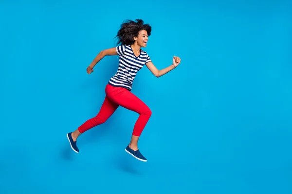 Profilo laterale full length dimensioni del corpo foto di allegro ridere carino bella bella ragazza che salta correndo verso il centro commerciale isolato vivido colore blu sfondo — Foto Stock