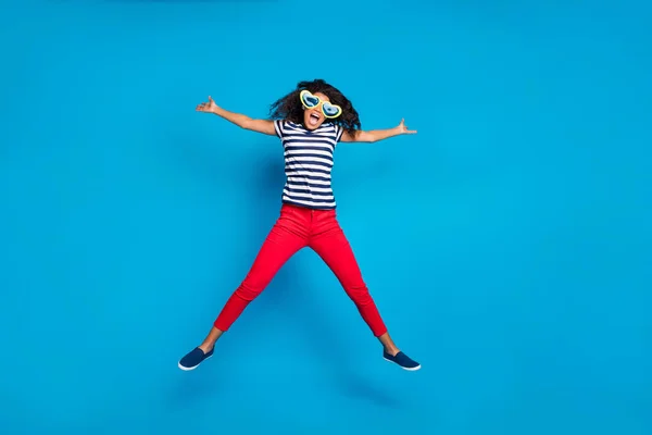 Ganzkörpergröße Foto von verrückt fröhlich aufgeregt überglücklich Freundin springen nach oben Gestaltung Sternenbrille in gestreiften T-Shirt isoliert lebendigen Farbhintergrund — Stockfoto