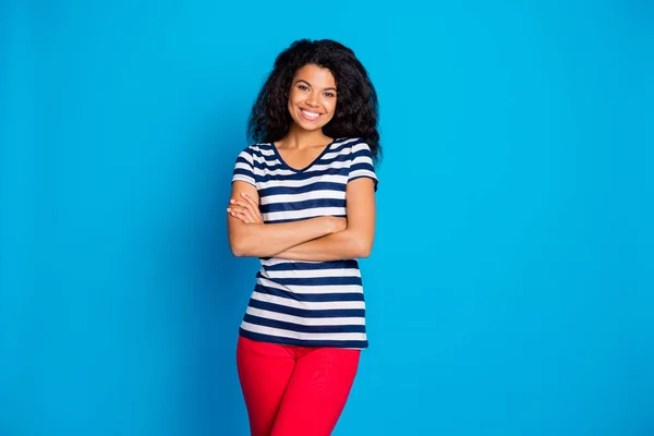 Foto van tandenstralen vrolijke positieve leuke vriendin staat vol vertrouwen met de handen gevouwen glimlachend tandheelkundig als een betrouwbare persoon geïsoleerde helder blauwe kleur achtergrond — Stockfoto