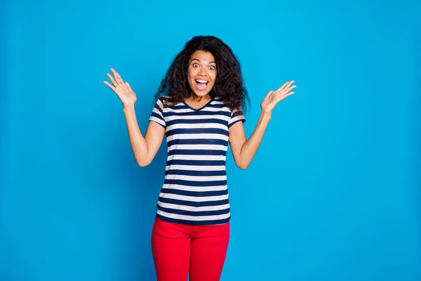 Portrait of impressed crazy afro american lady hear listen wonderful news novelty about incredible bargain scream unbelievable unexpected wear casual style clothing isolated bright color background — Stock Photo, Image