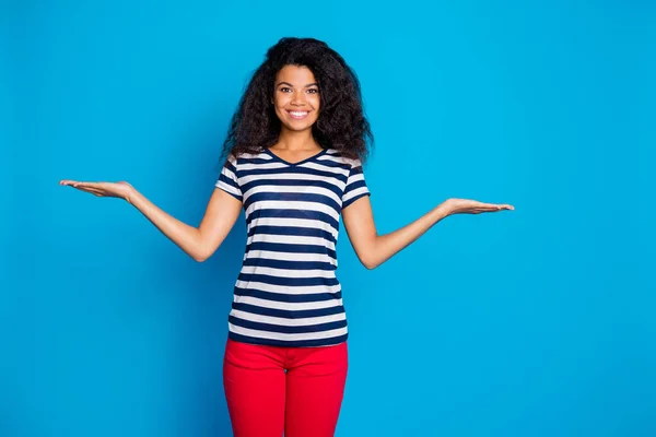 Photo of cheerful positive nice pretty cute girlfriend holding two sides of one object smiling toothily in striped t-shirt measuring weight isolated vivid color blue background — Stock Photo, Image