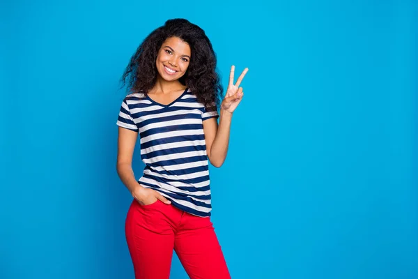 Портрет очаровательной сладкой девушки афро-американская леди весело провести летние каникулы сделать V-знаки носить повседневный стиль одежды изолированы на синем фоне цвета — стоковое фото