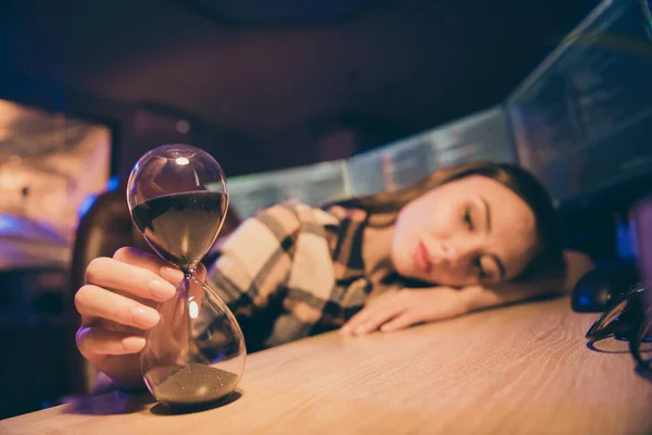 Beskuren närbild foto av trött sömnig dåsig flicka överarbetade överväldigad villig att gå hem trött på att förvänta nattskift för att avsluta — Stockfoto