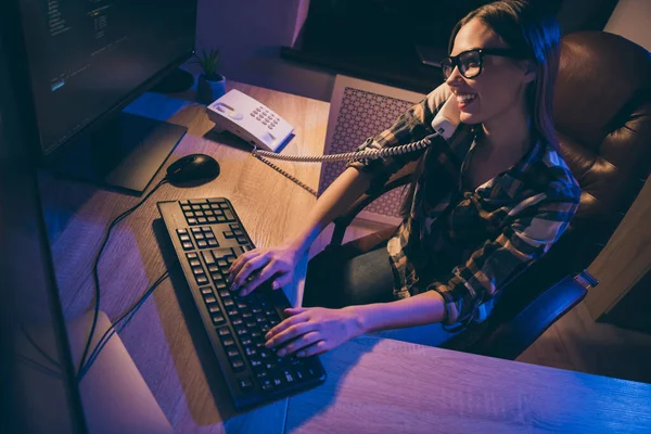 Alta acima da foto vista superior de alegre positivo bonito sorrindo mulher trabalhando como gerente smm promoção de mídia social corporativa — Fotografia de Stock