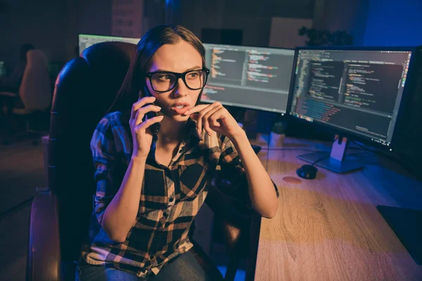 Foto av tänkande begrunda förbryllad undrade affärskvinna lärande grund för programmering konsulteras av sin chef hur man löser manus misslyckanden — Stockfoto