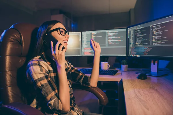 Side profile photo of developer readying to have some rest by speaking on phone during her night shift tired of writing code — Stockfoto