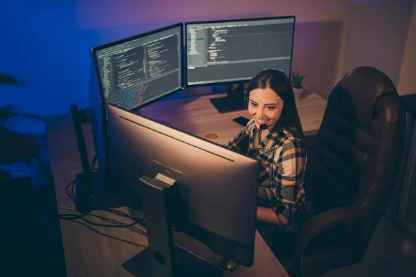 Foto del desarrollador de software trabajador en auriculares que sonríe toothily mirando en la pantalla usando programas de conexión para hablar — Foto de Stock