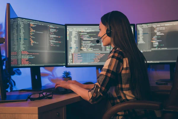 Foto de programadora trabalhando duro consultando seus colegas no final da noite esperando o turno para terminar sentado antes de telas — Fotografia de Stock