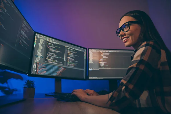 Baixo ângulo de ver foto de mulher alegre terminando de desenvolver jogo de computador resolver todos os problemas atuais — Fotografia de Stock