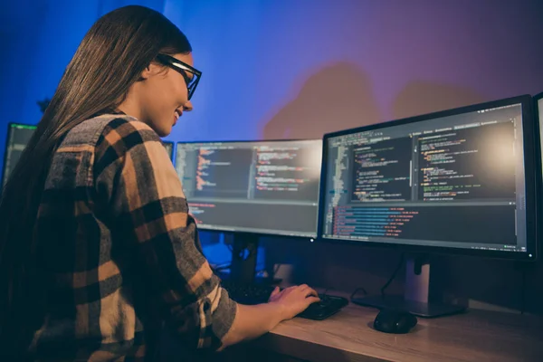 Foto de alegre positivo bonito bonito programador menina ter percebido onde a noite de trabalho duro erro foi e encontrou maneira de resolver — Fotografia de Stock