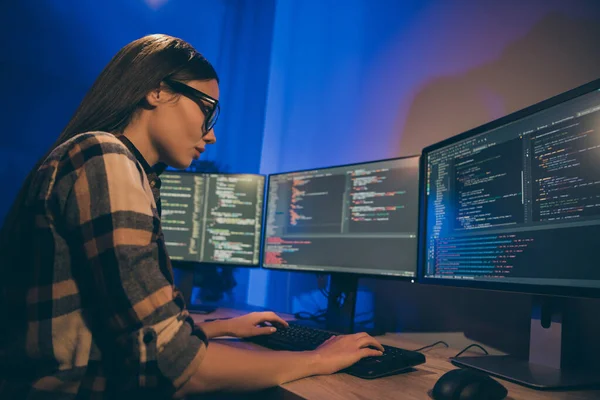 Foto do programador sério concentrado focado que olha através do código da inteligência artificial a ser depurado — Fotografia de Stock