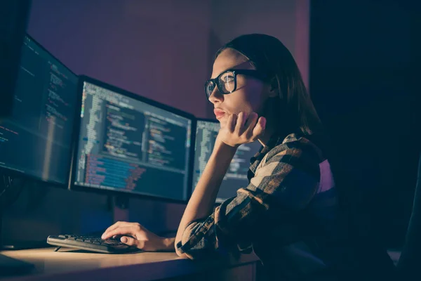 Side profile photo of intelligent thinking guessing woman working in late evening shift instead of her colleague system administrator — Stock Photo, Image