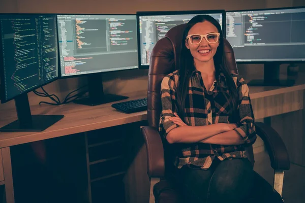 Foto de alegre positivo toothy radiante menina com as mãos dobradas orgulhoso de si mesma sobre o trabalho para a empresa internacional it — Fotografia de Stock