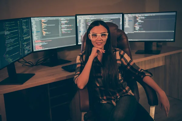 Foto van vrolijk positief gelukkig lachend meisje blij over het feit dat ze is ingehuurd voor het werken voor bedrijf gespecialiseerd in de ontwikkeling van kunstmatige intelligentie — Stockfoto