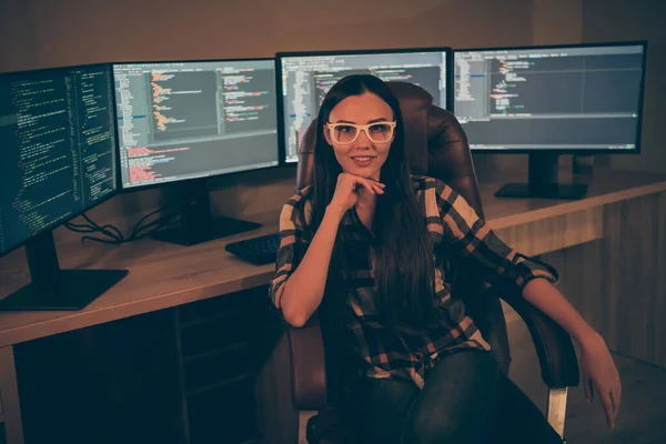 Foto de alegre chica sonriente positiva feliz alegre por haber sido contratada para trabajar para la empresa especializada en el desarrollo de la inteligencia artificial —  Fotos de Stock