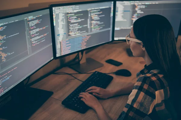 Şirketin yarışmacılar tarafından hacklenmesini önlemek için şirket güvenlik yazılımını değiştiren sistem yöneticisinin arka görüşü — Stok fotoğraf