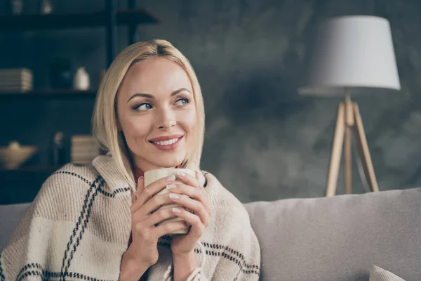 Крупним планом фото красивої блондинки тримає чашку гарячої кави на вихідних насолоджуватися домашнім сновидінням виглядають релаксація затишний диван вкритий ковдрою вітальня в приміщенні — стокове фото