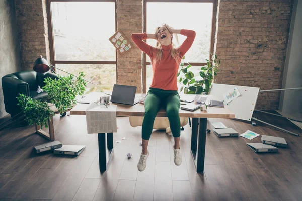 Foto de corpo inteiro de mulher freelancer irritado louco sentar-se na mesa ouvir notícias horríveis sobre redundância sentir mau humor toque cabelo loiro gritar no local de trabalho bagunçado escritório loft — Fotografia de Stock