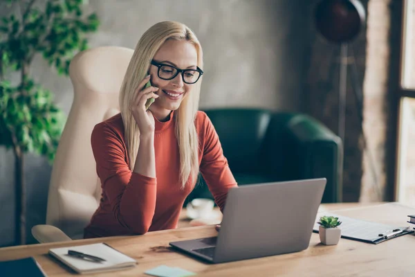 Confiante chefe chefe inteligente mulher sentar cadeira de mesa ter conversa falar com clientes tipo no computador marcar reunião desgaste gola alta vermelha no escritório loft estação de trabalho — Fotografia de Stock