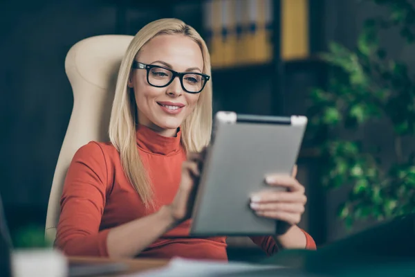 完美的领导大公司老板迷人的女人坐在椅子桌子上用平板电脑搜索现代创业发展新闻员工穿着红色套头毛衣在办公室阁楼上接受培训 — 图库照片