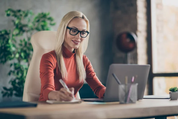 Foto de alegre mulher inteligente positivo sorrindo sorrindo toothily olhando penosamente em laptop analisando informações notando detalhes mais essenciais — Fotografia de Stock