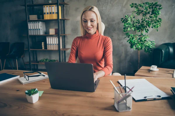 Foto de alegre bonito namorada bonita empregada para trabalhar para grande corporação sorrindo toothily observando seu aumento de renda — Fotografia de Stock