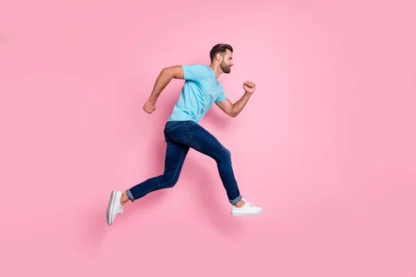 Longitud completa cuerpo tamaño lado perfil foto del hombre corriendo saltando en calzado aspirando a sus objetivos aislado pastel color fondo —  Fotos de Stock