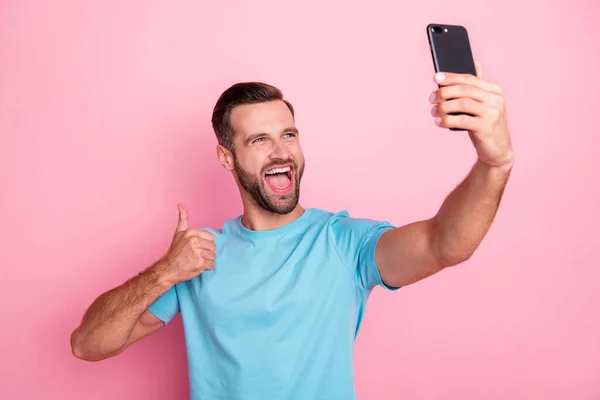 Foto di casuale allegro urlando uomo gridando al telefono parlando per videochiamata raccomandando luogo di viaggio da visitare mostrando pollice su sfondo di colore pastello isolato — Foto Stock