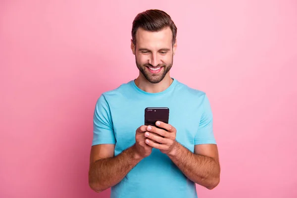 Foto do moderno alegre gerente smm positivo navegando através do telefone em busca de maneiras de atualizar o sistema operacional isolado fundo cor pastel — Fotografia de Stock