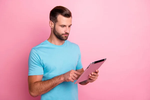 Photo d'un homme blanc sérieux et confiant tapant sur son appareil électronique tablette écran tactile regardant arrière-plan de couleur pastel soigneusement isolé — Photo