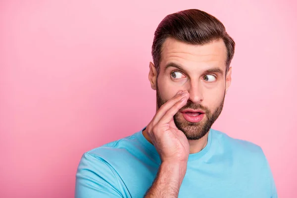 De cerca la foto del sorprendido hombre asombrado diciéndote secreto que nadie más debe saber mirando hacia otro lado para ver a la gente alrededor en camiseta azul aislado color pastel fondo — Foto de Stock