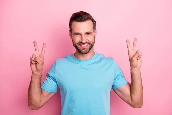 Foto de homem bonito alegre sorrindo toothily mostrando-lhe duplo v-sinal isolado fundo cor pastel — Fotografia de Stock