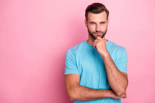 Foto de homem confiante sério com cerda tocando seu queixo barbudo olhando para você fundo de cor pastel rosa pensivamente isolado — Fotografia de Stock