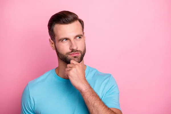 Photo of concentrated focused intelligent man showing his smart mind touching bearded chin with hand isolated pastel pink color background — Stock Photo, Image