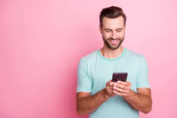スマートフォンで朗読する陽気な男の肖像ソーシャルメディアのニュースは、カジュアルスタイルの服を着用孤立パステルカラーの背景 — ストック写真