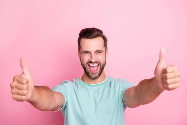 Portrét vzrušený veselý muž promotér doporučit prodejní reklamy ukázat palec nahoru znamení oblečení letní moderní oblečení izolované přes pastelové barvy pozadí — Stock fotografie
