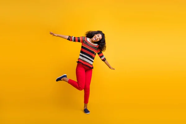 Full längd foto av funky rolig flicka föreställa sig att hon kan flyga som fågel hålla händerna skrika bära casual stil tröja kläder isolerad över ljusa färg bakgrund — Stockfoto
