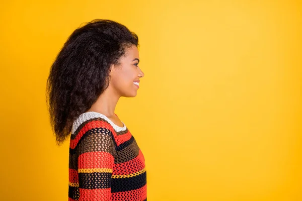 Adatlap oldal fotó a pozitív vidám afro amerikai lány ünnepek élvezze a szabadidőt barátaival néz hallgatni kopott csíkos pulóver elszigetelt sárga szín háttér — Stock Fotó