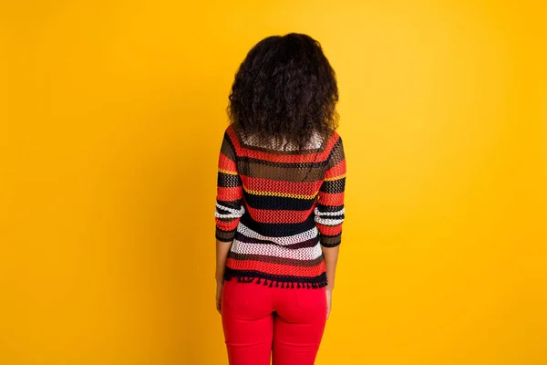 Terug achterzijde foto van afro-Amerikaanse meisje te vermijden verbergen haar persoonlijkheid verblijf achter show wervelkolom dragen casual stijl kleding geïsoleerd over heldere kleur achtergrond — Stockfoto